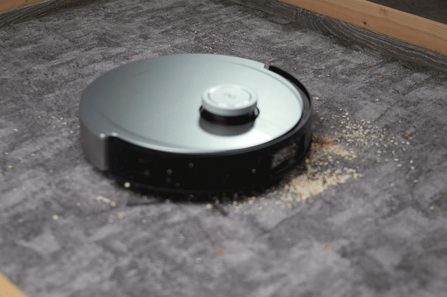 Ecovacs Deebot X1 OMNI reinigt einen Teppich im Test